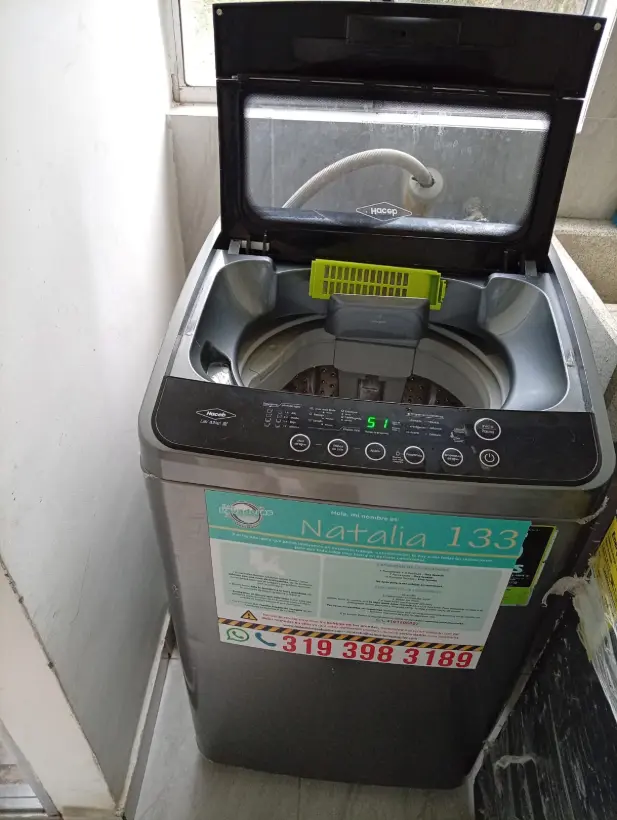 Lavadora de Las Lavadoras Alquiler instalada en el patio de ropas de un cliente